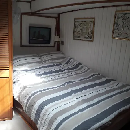 Peniche Caroline Bed & Breakfast Capestang Exterior photo